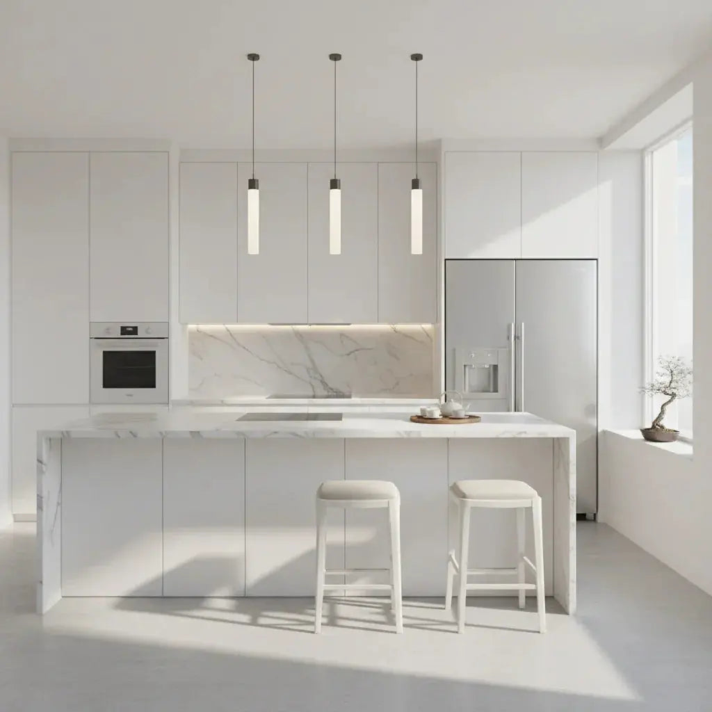モダンな白いキッチン、アイランドカウンターとマーブル調天板、スツール付き