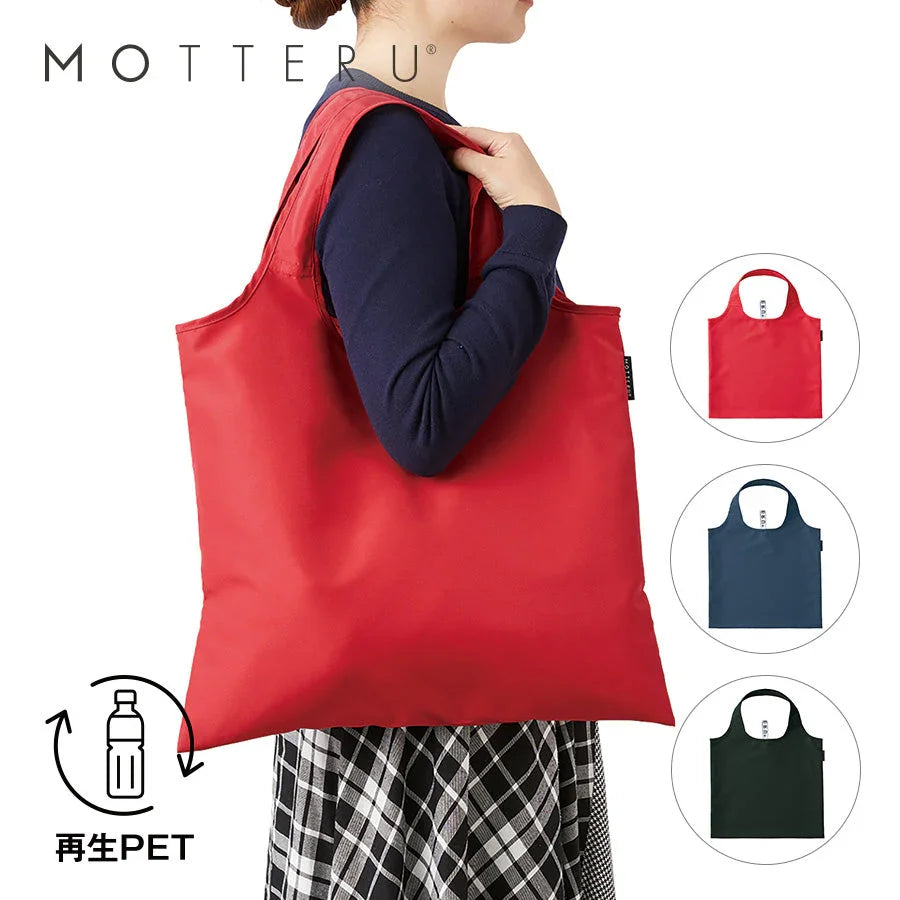 女性が赤い再生PET素材のエコバッグを肩掛けする様子。青と緑のカラーバリエーションも表示。