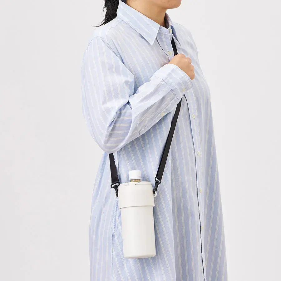 肩掛けできる白い水筒を斜め掛けした女性、シンプルな収納雑貨