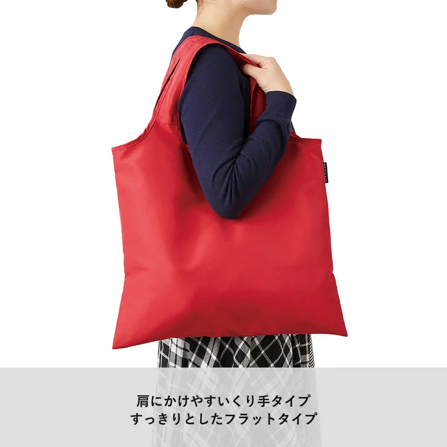 女性が肩に掛けた赤いシンプルなエコバッグ、フラットタイプ、日常や買い物に最適